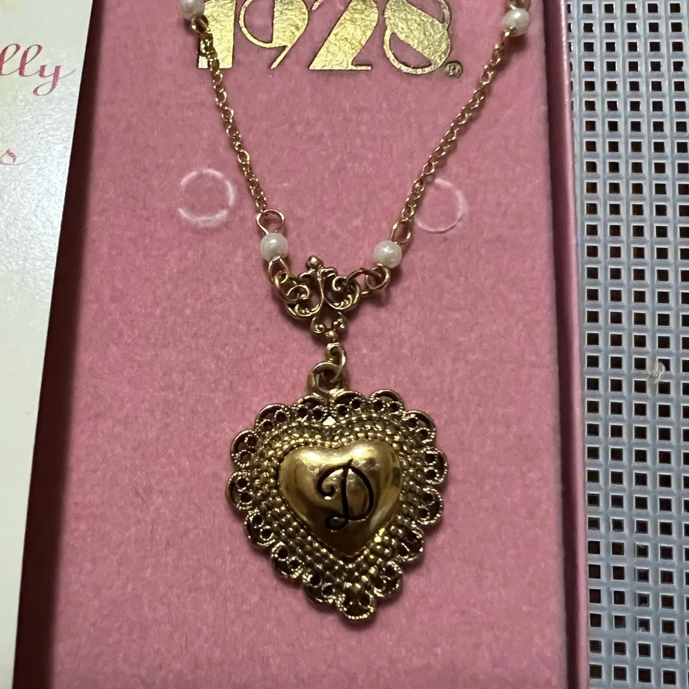 1928 Brand Beautiful gold tone with white pearls necklace NWT in original box - Picture 3 of 6